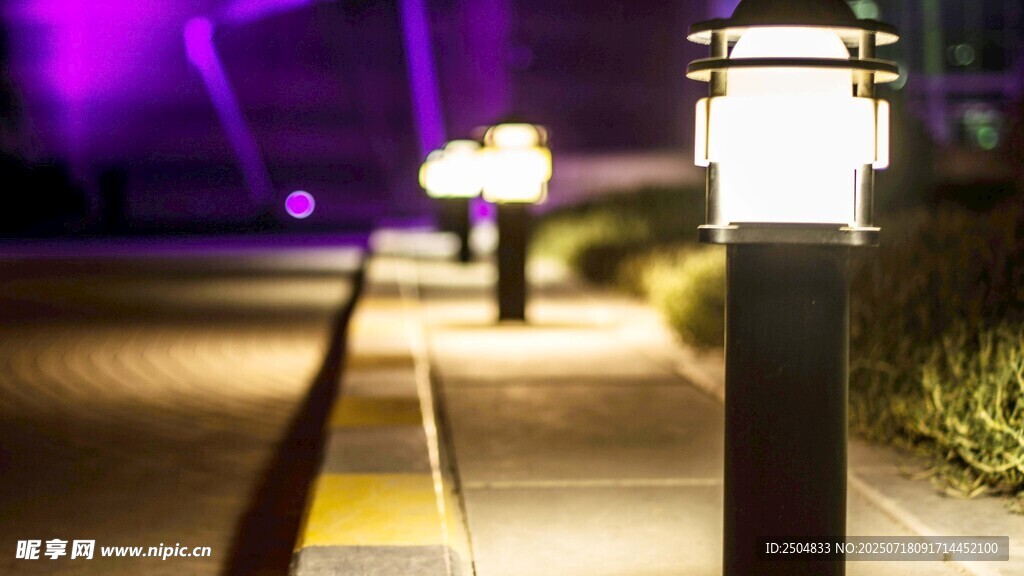 夜晚街道的温馨路灯