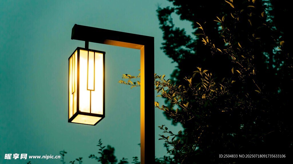 夜幕下的中式路灯