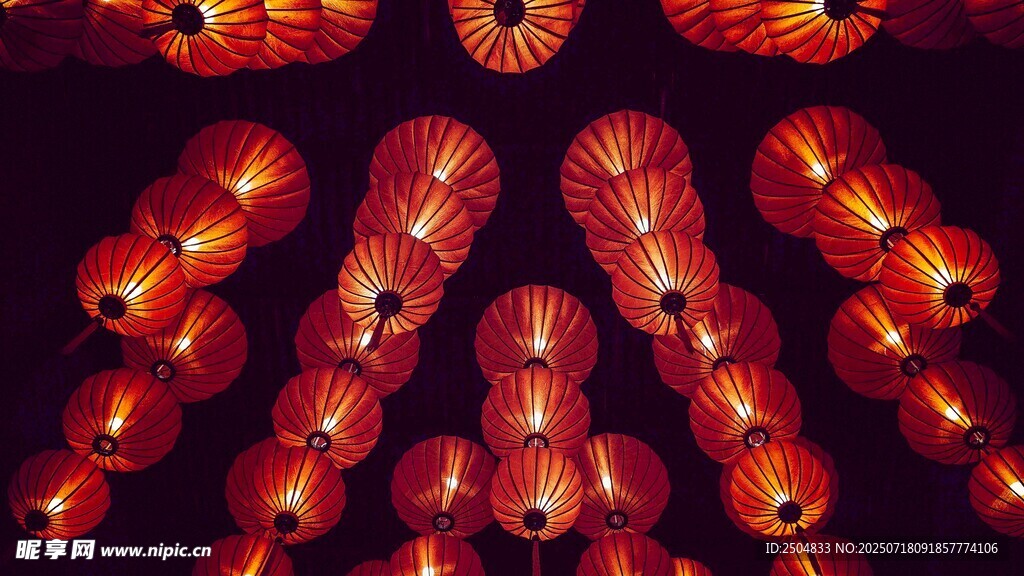 喜庆红灯笼装点夜景