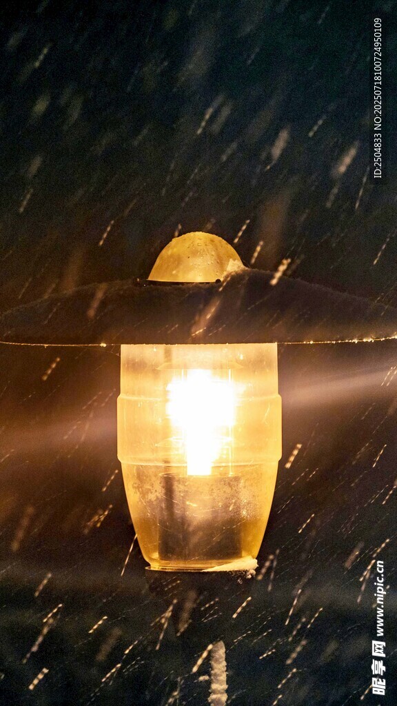 雨夜中的暖光路灯