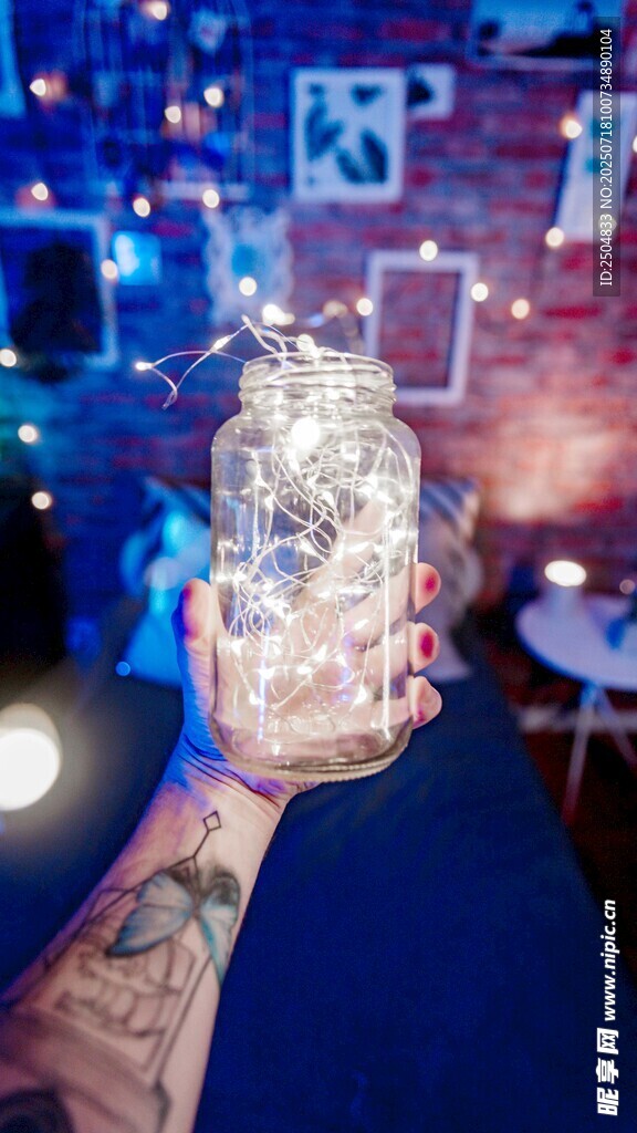 手持炫彩发光物品的场景