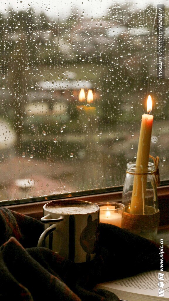 窗边烛光下的雨景