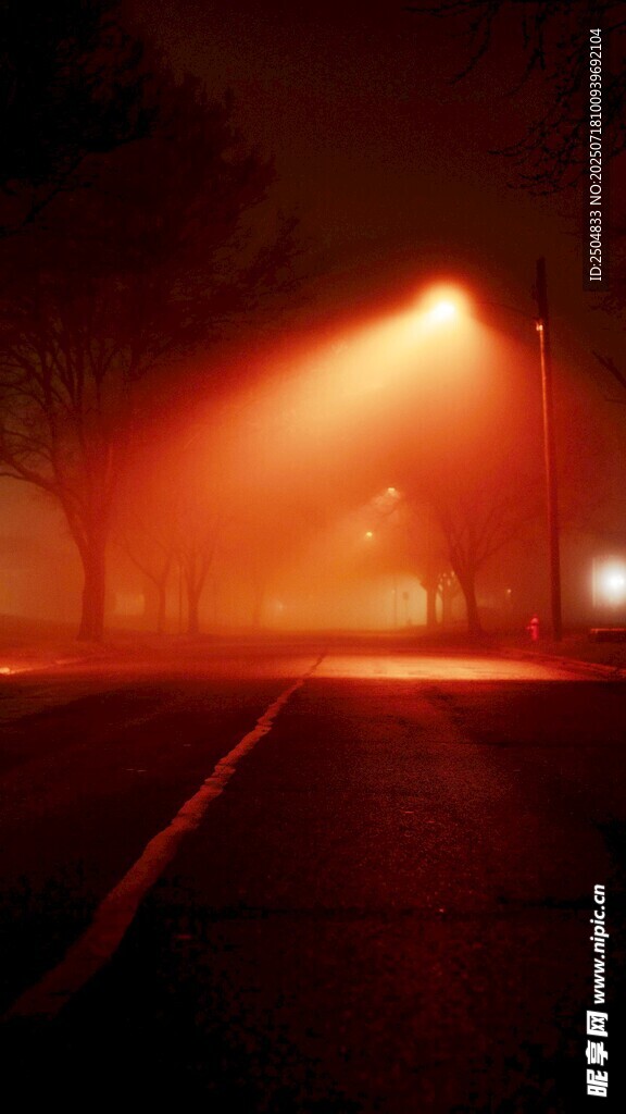 夜晚道路上的暖红灯光