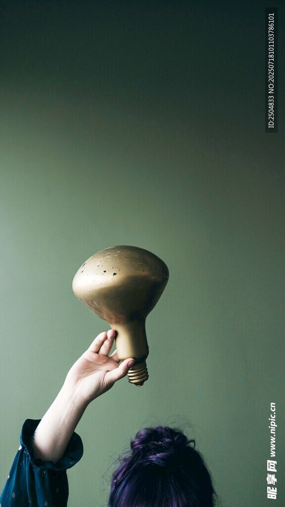 手举金色蘑菇状物体