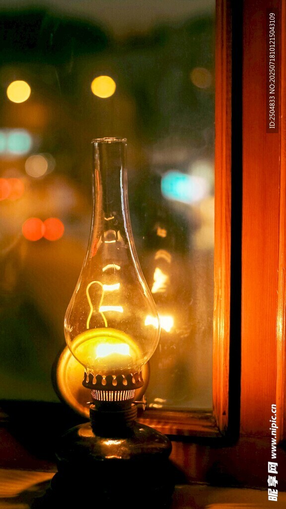 窗边暖光煤油灯温馨画面