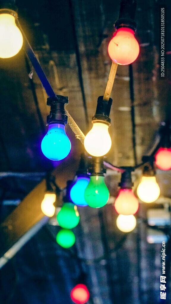 彩色串灯营造梦幻氛围