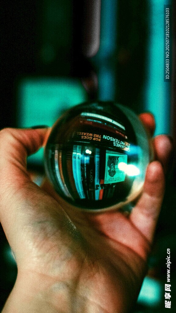 手握透明水晶球