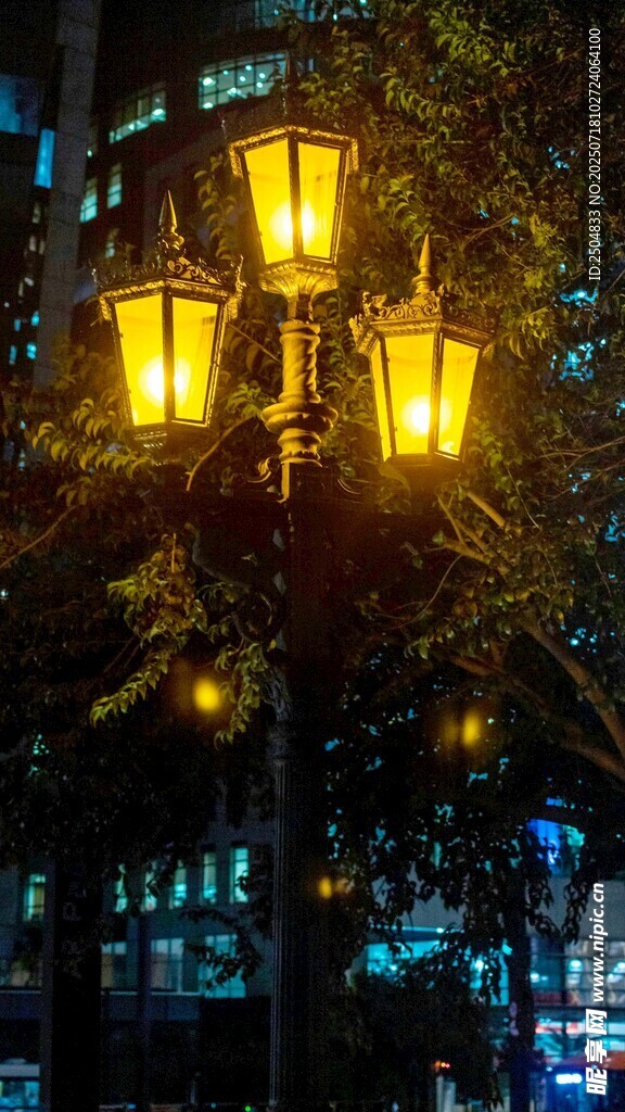 夜晚街头的暖黄路灯