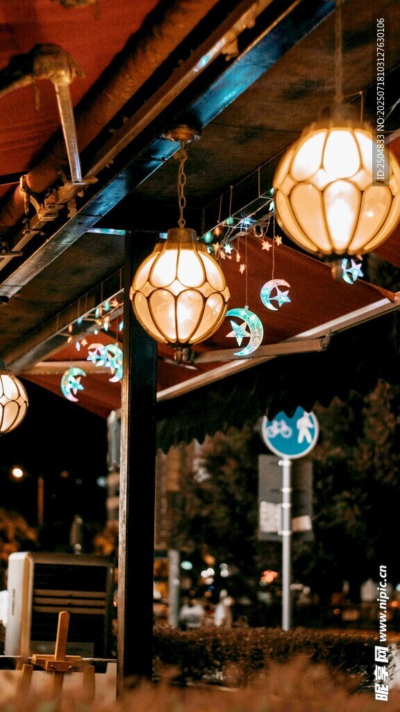 夜晚街头的复古灯笼景观