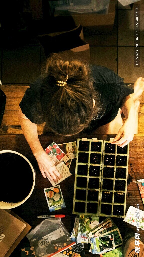 女子专注组装太阳能板