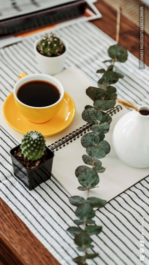 简约风咖啡与绿植桌面