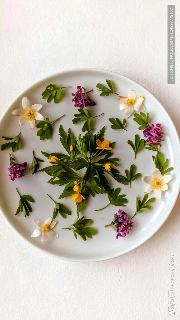 花卉装点的精致白色盘子