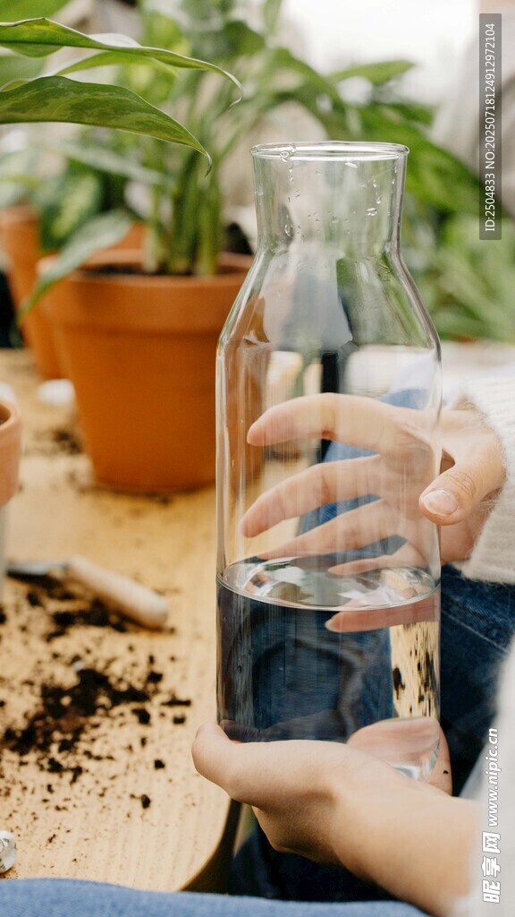 手捧水瓶与绿植园艺场景