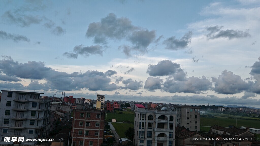 城市上空的多云景象