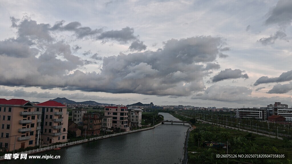 河畔城镇风景
