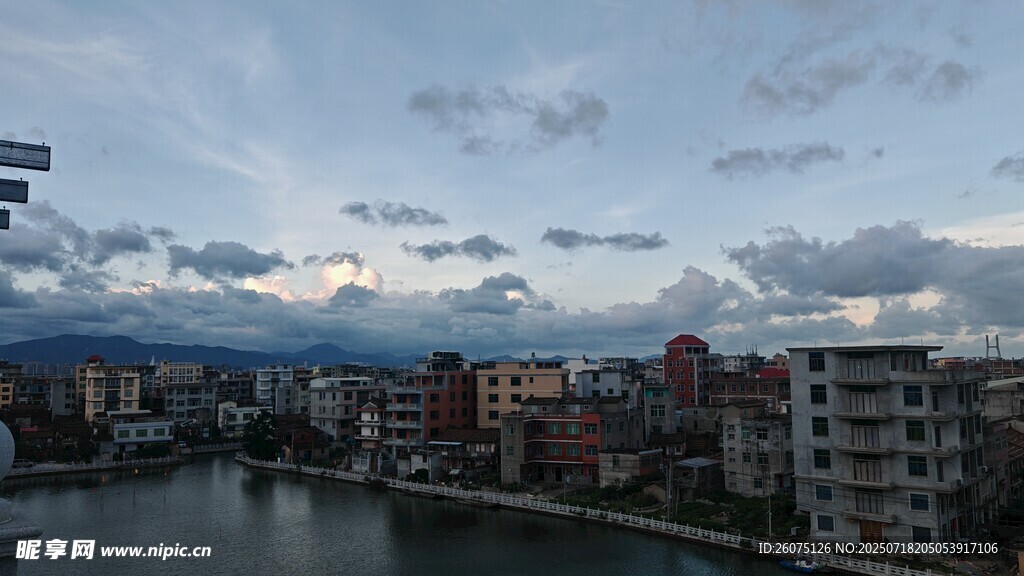 河畔城市风光