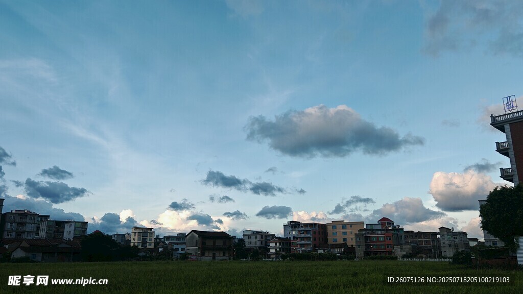 城郊蓝天绿地建筑景观
