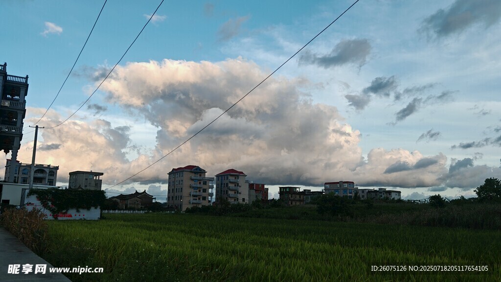 乡村田野的傍晚天空景色