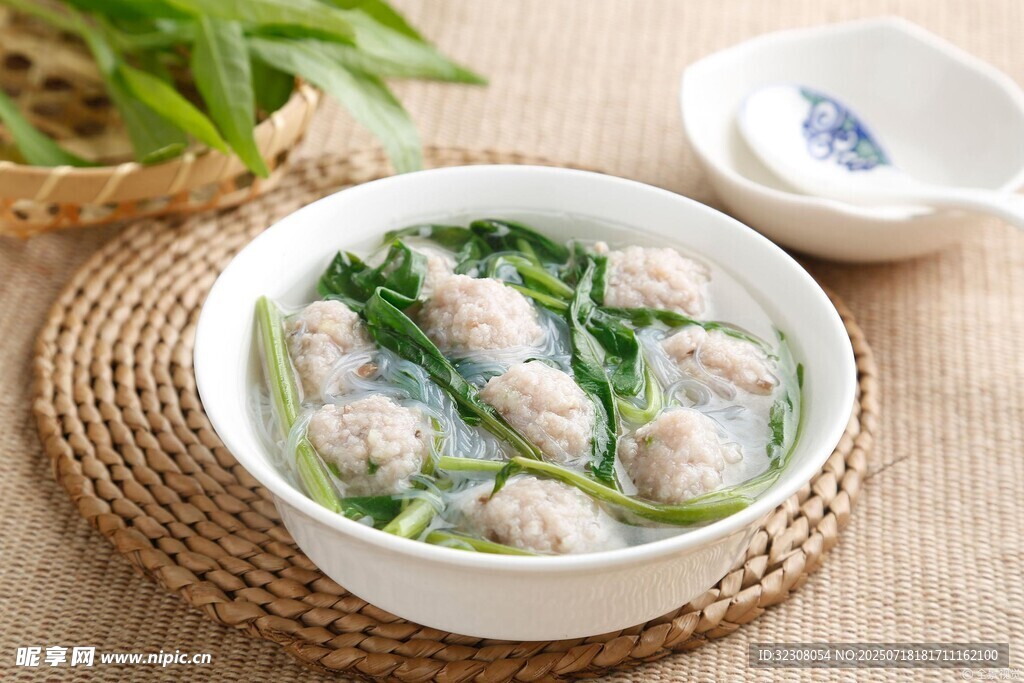 美味青菜肉丸汤