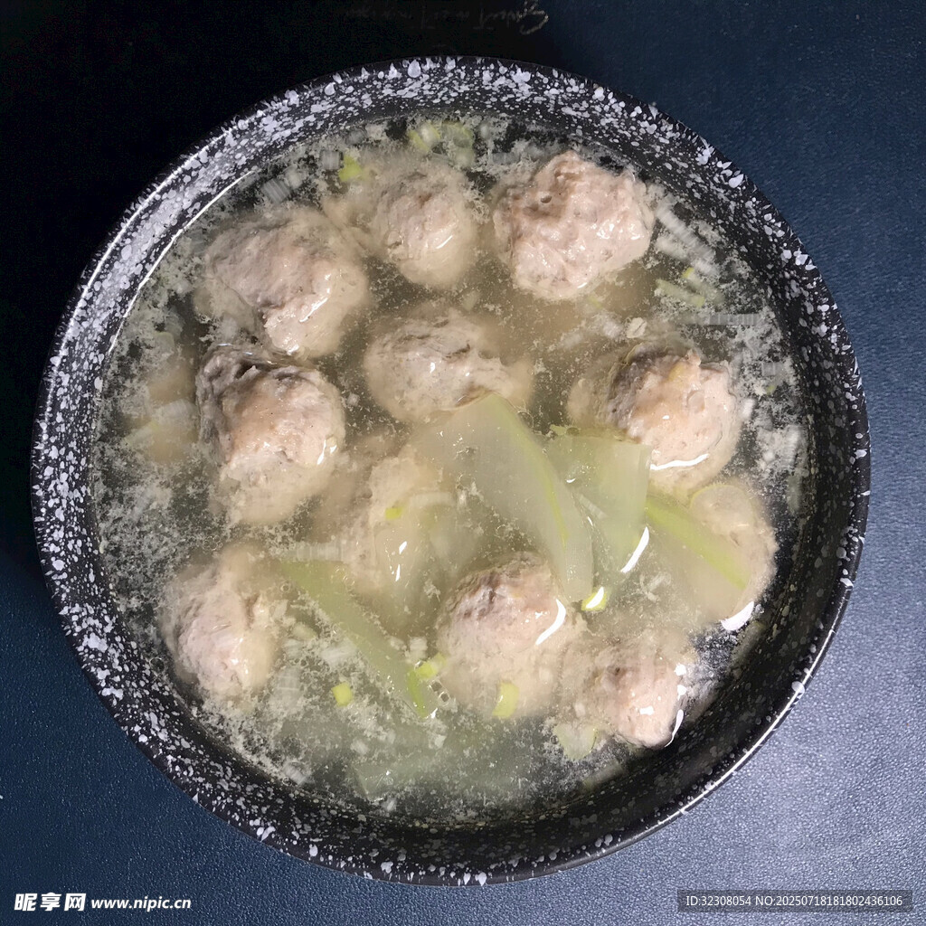 锅中煮着肉丸与白菜