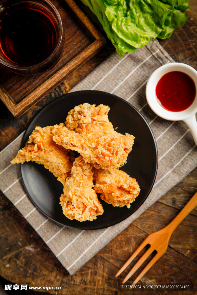 美味炸鸡搭配蘸料与蔬菜