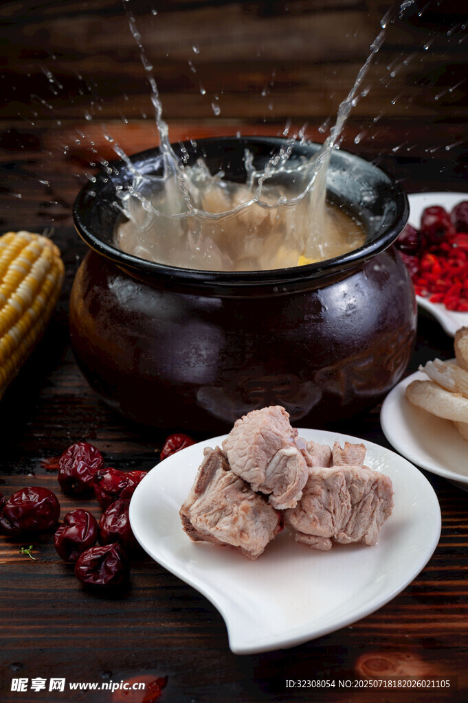 土锅炖煮美味肉块