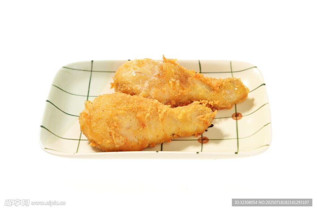 美味炸鱼块摆于盘中