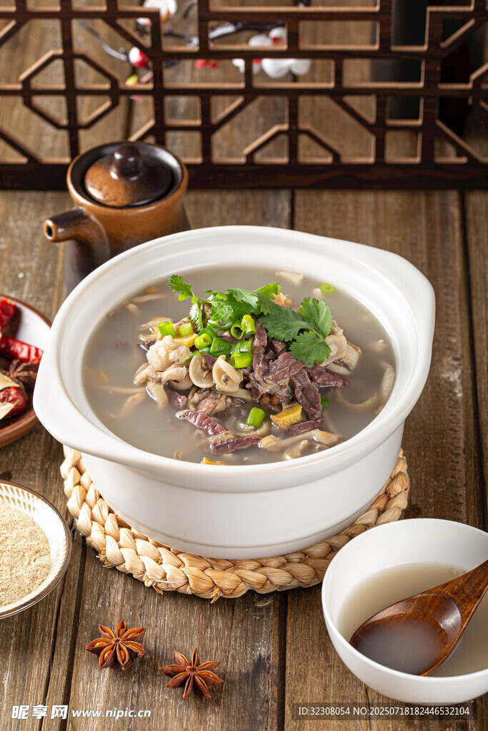 砂锅牛肉汤 