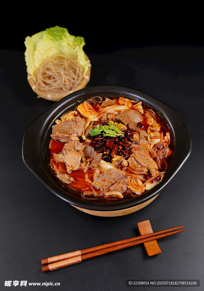 美味牛肉煲配新鲜蔬菜