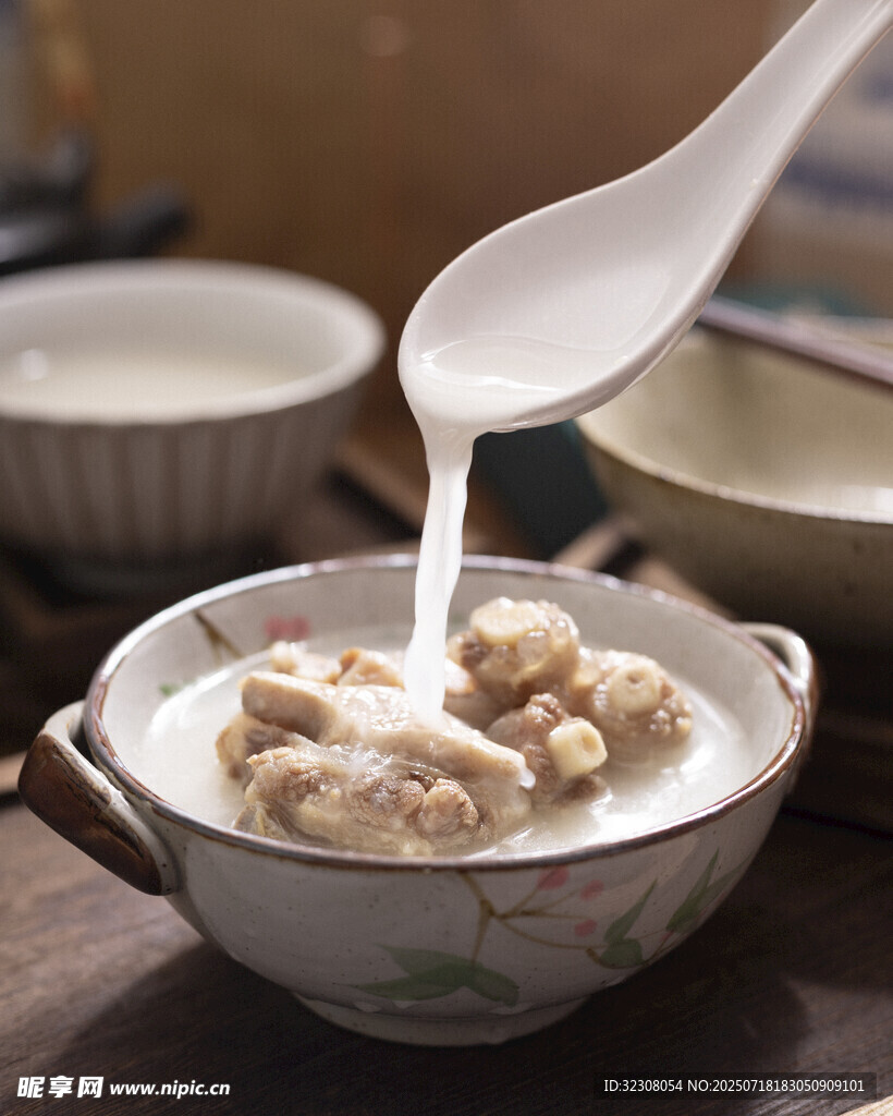 美味肉丸汤正被舀起
