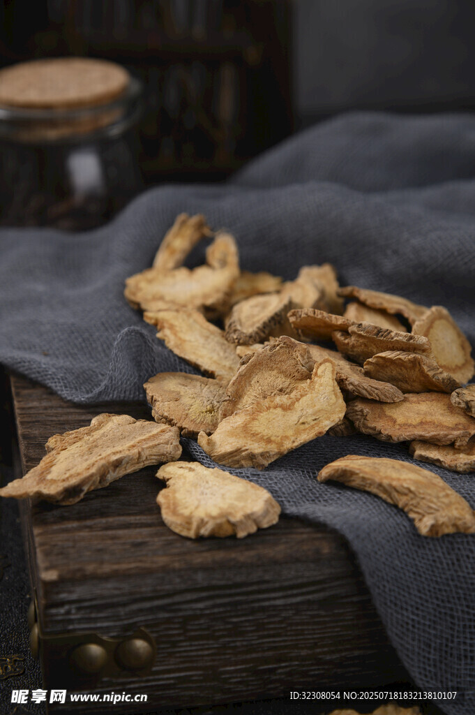 干制菌类食材摆放在木桌上