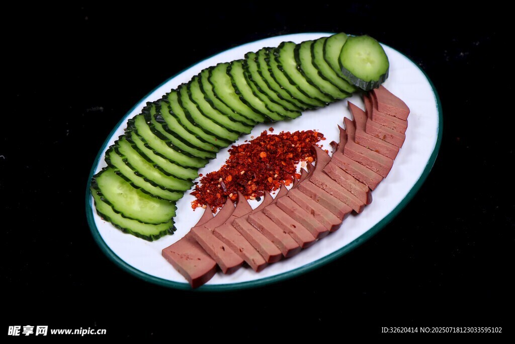 黄瓜配肉片摆盘精致