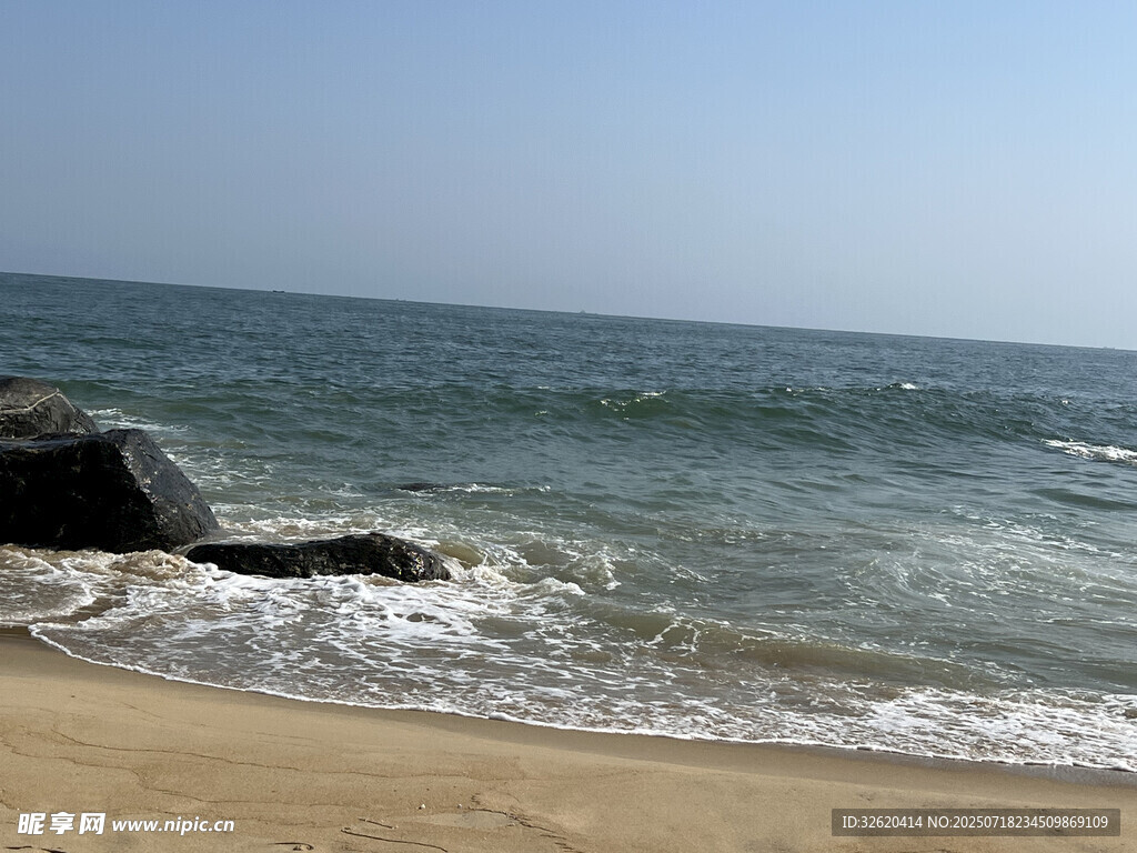 海边沙滩与海浪中的岩石