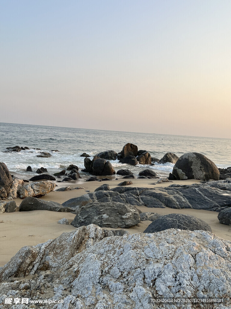 海边黄昏下的礁石美景