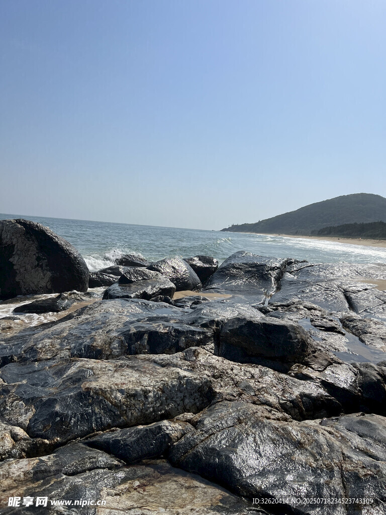 海边嶙峋岩石与辽阔海景