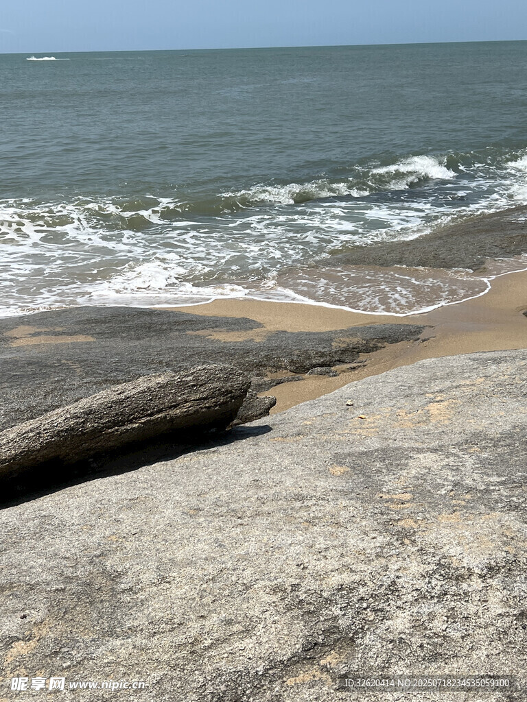 海边岩石与海浪景观