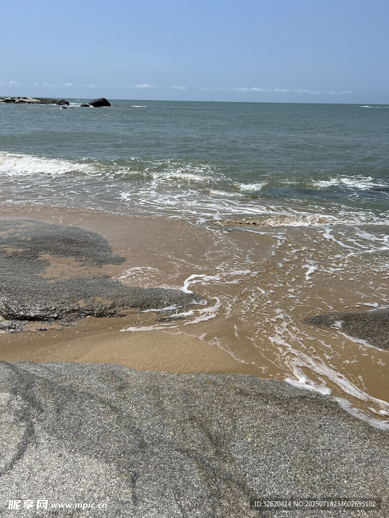 海边沙滩海浪岩石美景