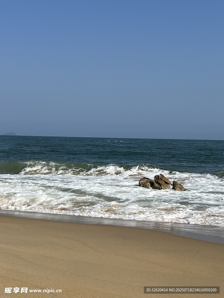 海浪拍打沙滩的美丽景象