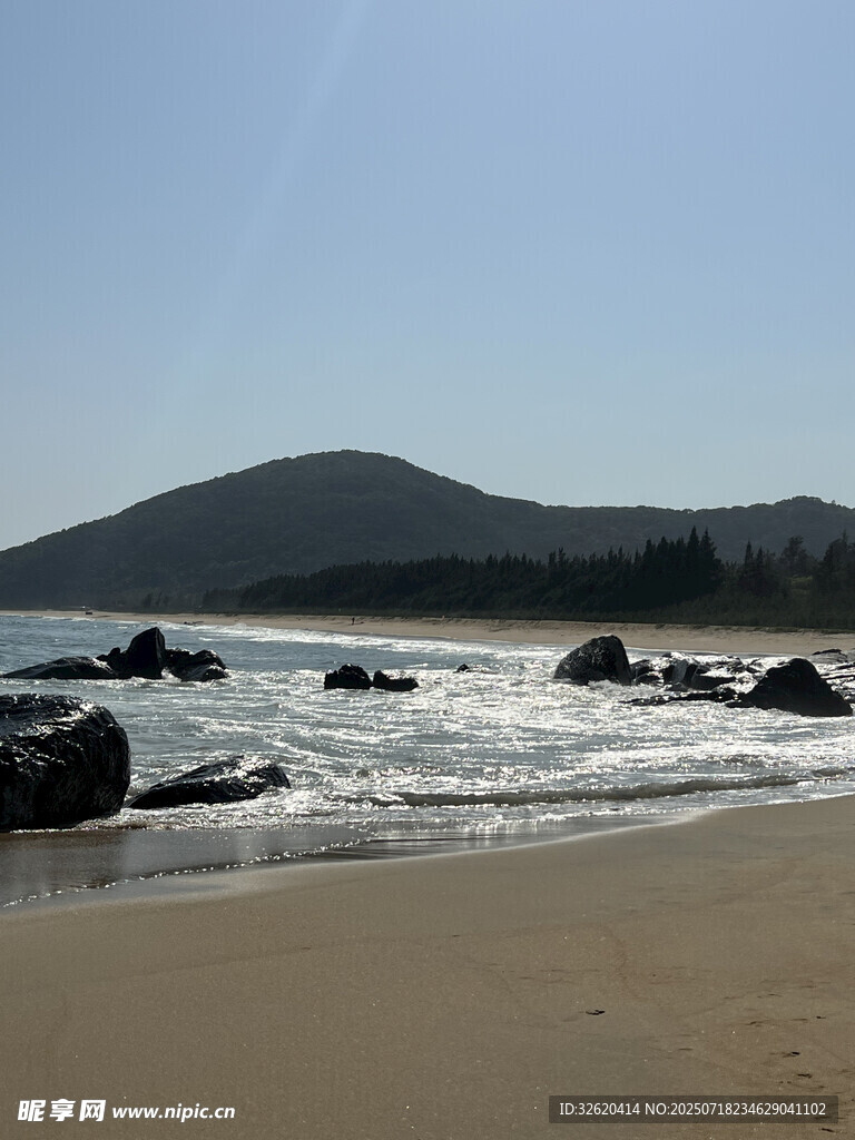 海边沙滩与海浪中的礁石
