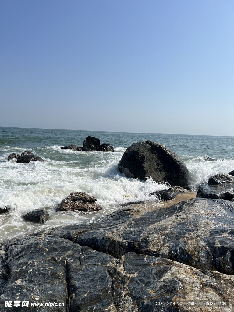 海边礁石与翻涌海浪