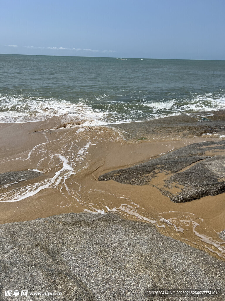 海边礁石与海浪景观