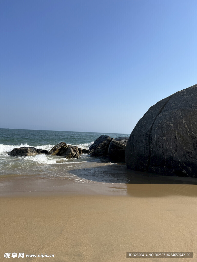 海边沙滩与巨石风景