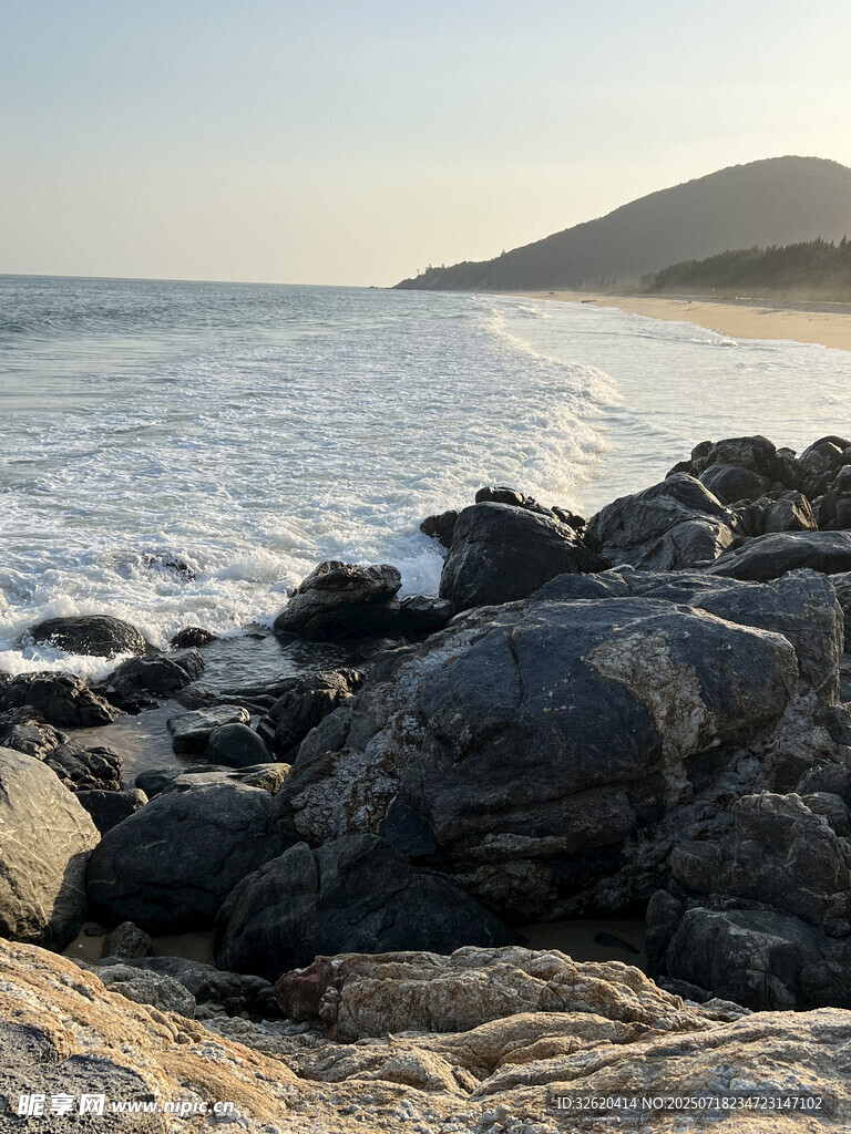 海边嶙峋礁石与辽阔海景