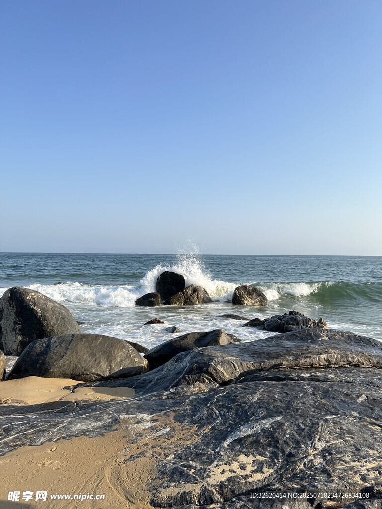 海边礁石与翻涌海浪