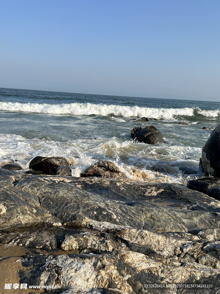海边礁石与翻涌海浪