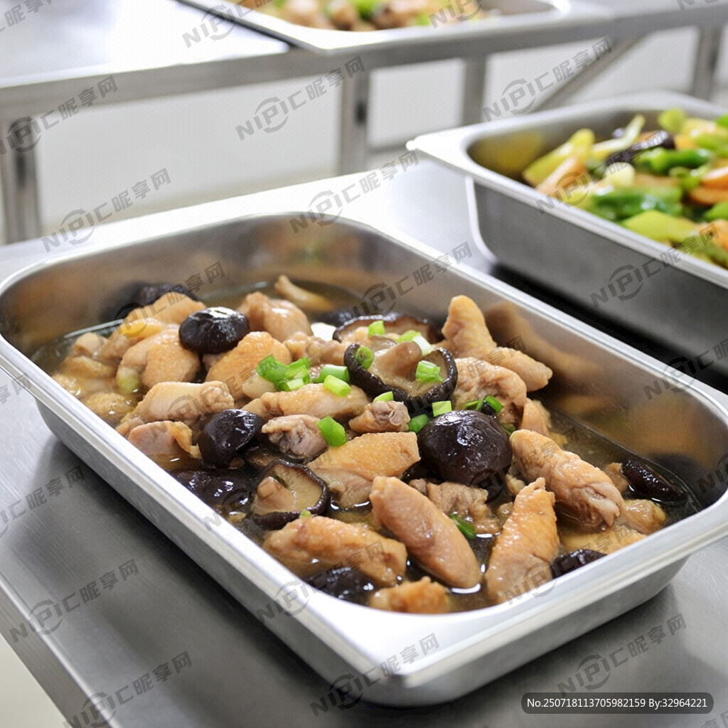 在学生食堂里；用长方形的不锈钢