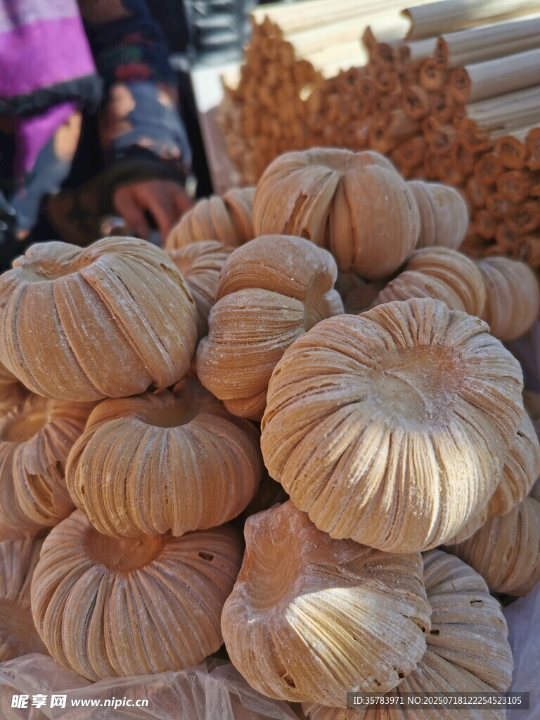 一堆南瓜堆放在一起