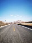 宽阔公路延伸向远方