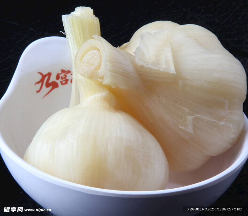 碗中剥好的新鲜大蒜