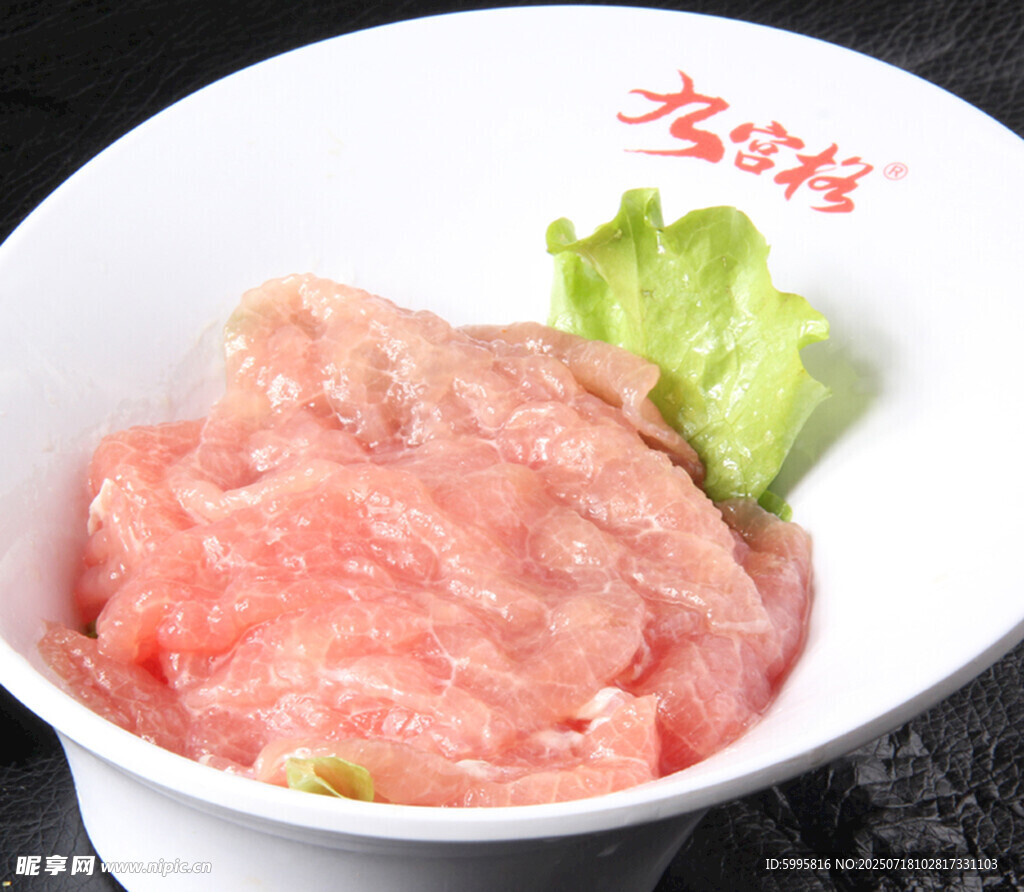 新鲜猪肉馅碗中鲜嫩呈现